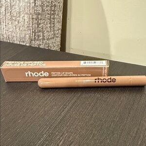 RHODE Tan Peptide Lip Shape